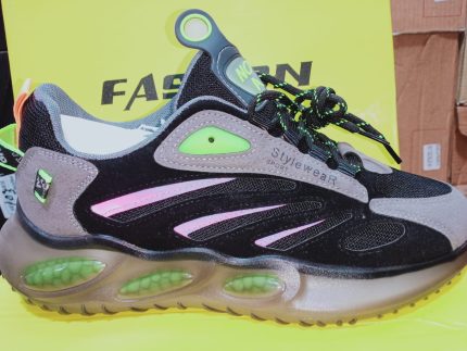 SPORTY SNEAKER WITH REFLECTORS